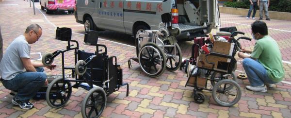 二位輪椅師父正在維修輪椅相片