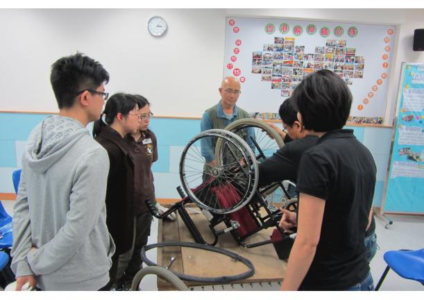 導師向學員講解輪椅結構
