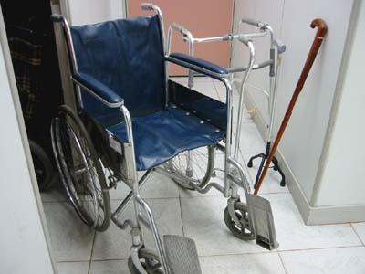 門口存放輪椅、助行器及手杖